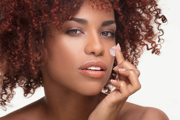 Beauty portrait of natural girl with afro. - Foto, Imagen