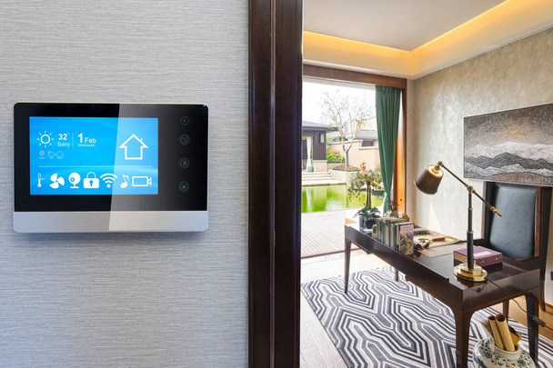 Smart Screen mit Smart Home und modernem Arbeitszimmer - Foto, Bild