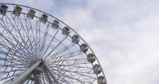 Giant Ferris Wheel bulutlu gökyüzü arka plan üzerinde - Video, Çekim