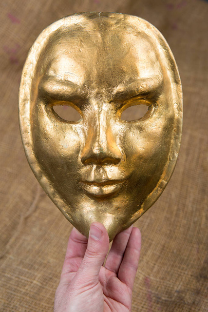 Máscara dourada egípcia, máscara de carnaval veneziana
 - Foto, Imagem