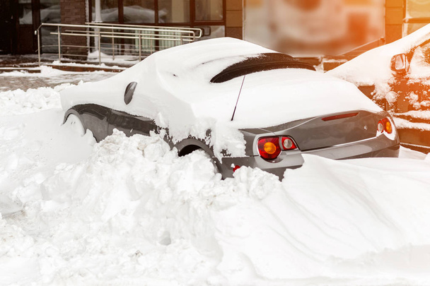 Samochód na ulicy pokryte warstwą śniegu duże. - Zdjęcie, obraz
