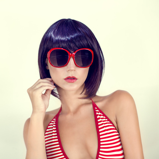 bir kız bir şık mayo ve güneş gözlüğü portresi - Fotoğraf, Görsel