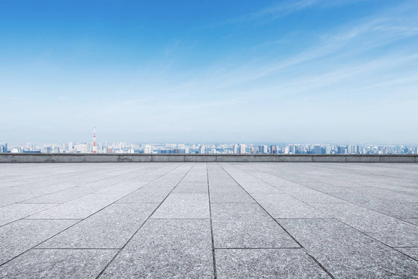 leerer Marmorboden und Stadtbild von Tokio in blauem Wolkenhimmel - Foto, Bild