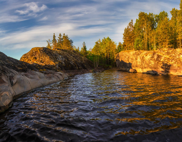 la bahía del lago Ladoga en la luz de la tarde. Karelia. Junio
 - Foto, Imagen