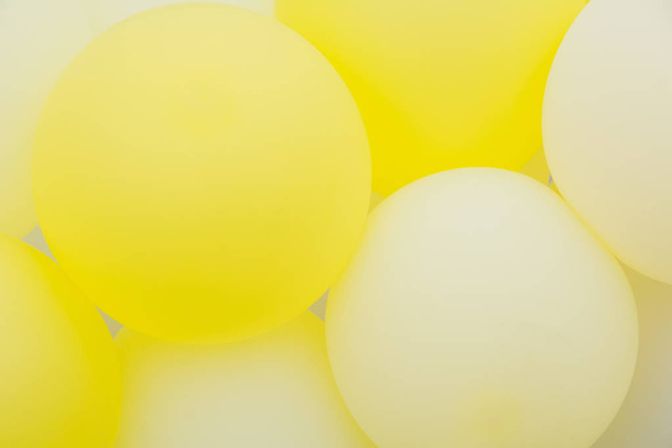 Close up of bunches and groups of yellow helium balloons. - Foto, Imagem