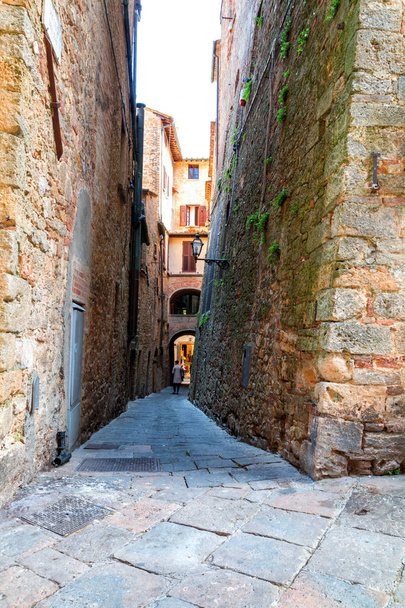 Viehättävä vähän tiukka kapeita katuja Volterra kaupunki
 - Valokuva, kuva