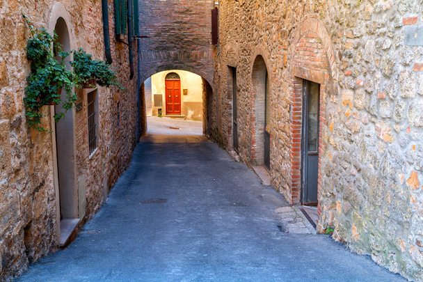 Γοητευτικό μικρό σφιχτό στενά σοκάκια της πόλης της Volterra - Φωτογραφία, εικόνα