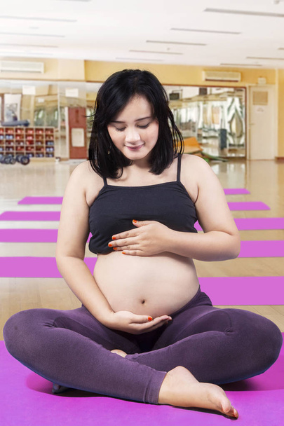Young woman doing a yoga in pregnancy - Foto, Imagem