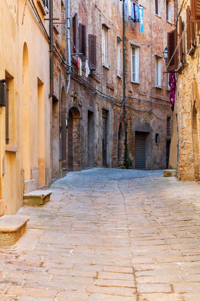 Charmoso pouco apertado ruas estreitas da cidade de Volterra
 - Foto, Imagem
