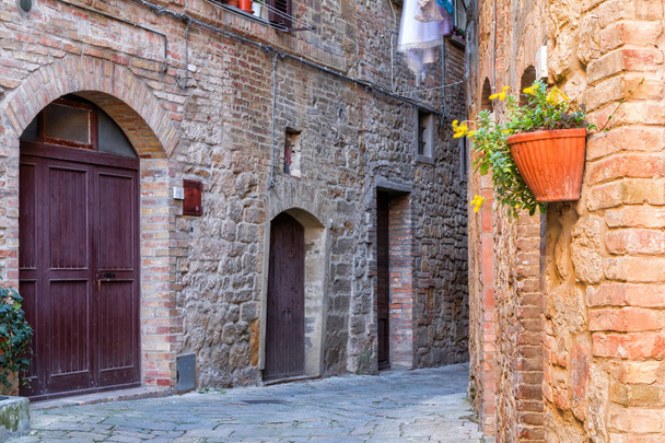 charmante kleine enge Gassen der Stadt Volterra - Foto, Bild