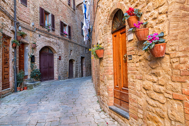 Urocze małe ciasne wąskimi uliczkami miasta Volterra - Zdjęcie, obraz