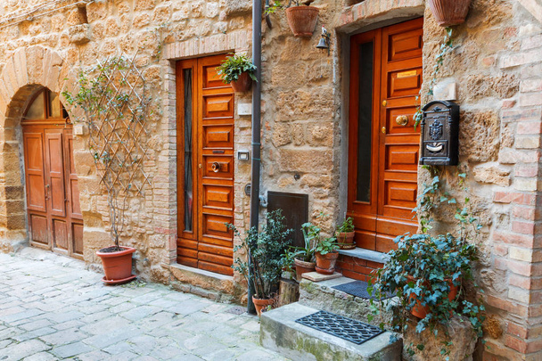 Charmante strakke smalle straatjes van de stad Volterra - Foto, afbeelding