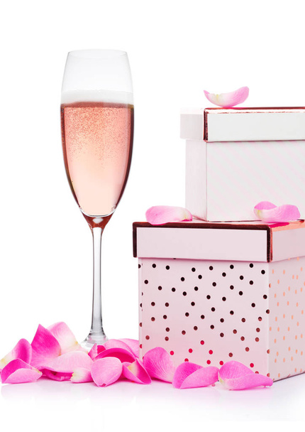 Copo de champanhe rosa com coração e caixa de presente
 - Foto, Imagem