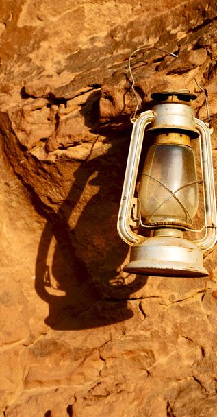 στην έρημο του Ιορδάνη βράχο μια παλιά αντίκα ντεμοντέ λαμπτήρα απομονωμένες - Φωτογραφία, εικόνα