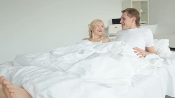 Paar liegt im Bett und plaudert - Filmmaterial, Video