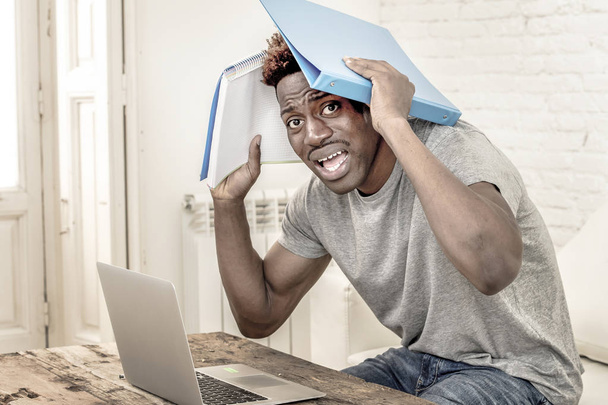 mladý zoufalý a ohromený černá afro americký student člověk ve stresu doma strach, pracovního stresu s přenosným počítačem a unavený - Fotografie, Obrázek