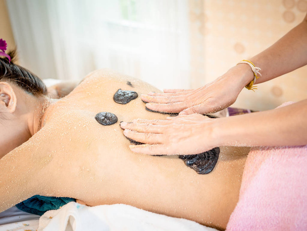 mulher semi-nua está recebendo esfoliação da pele em suas costas no tratamento Spa
 - Foto, Imagem