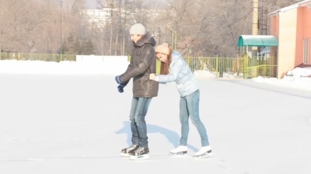 Vicces korcsolyázás pár - Felvétel, videó