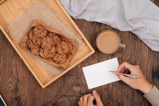 Lahodná čokoláda čip cookies na plech na temné starý dřevěný stůl - Fotografie, Obrázek