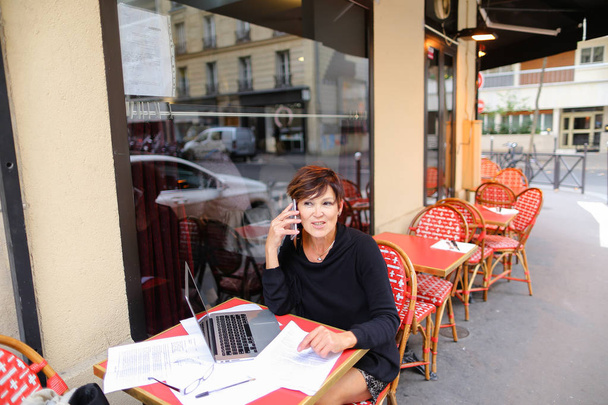 empregado feminino cansado de banco adiciona plano financeiro no laptop
 - Foto, Imagem