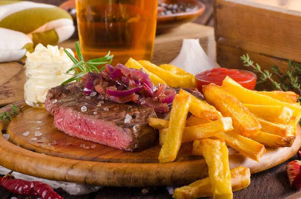 Beef steak with homemade french fries, beer and tartar sauce - Foto, Imagen