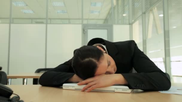 Sleeping businesswoman - Footage, Video