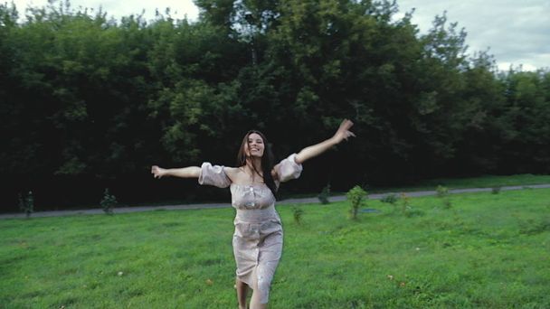 Onnellinen kaunis nainen kävelee kaupungissa, steadicam ammuttu
 - Valokuva, kuva