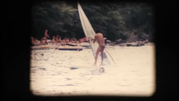 Vintage 8 mm. windsurfer bereiden zijn zeil - Video