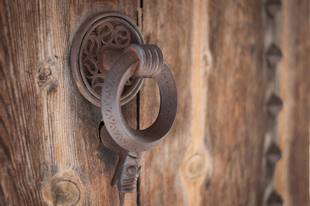 Llamador de puerta vieja
 - Foto, imagen