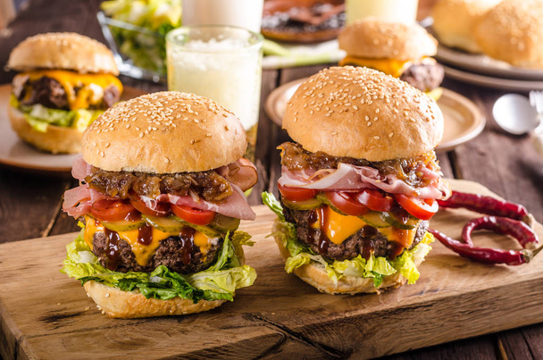 Homemade beef burger, caramelized onion, bacon and beer - Fotoğraf, Görsel