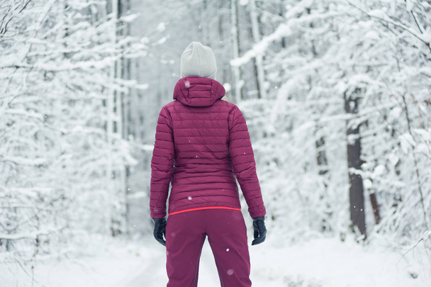 Χειμερινή πεζοπορία στα βουνά. Ζεστά μοντέρνα τουριστικά ρούχα. Γυναίκα σε πεζοπορία - Φωτογραφία, εικόνα