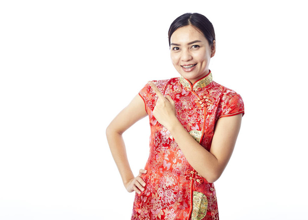 Dziewczyna azjatyckich pozdrowienie w tradycyjny chiński nowy rok - Zdjęcie, obraz