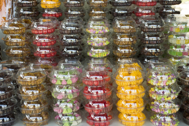 Сушеные фрукты и продукты питания и сувениры в местном магазине в
 - Фото, изображение