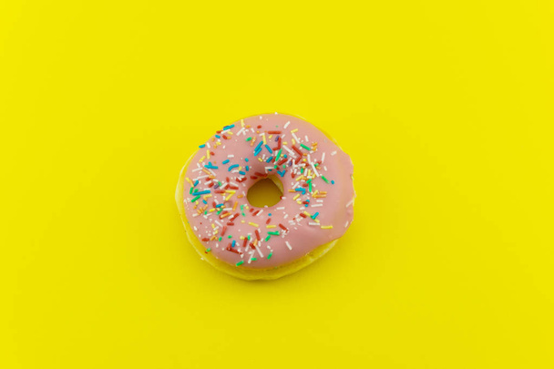 Пончик на желтом фоне
 - Фото, изображение
