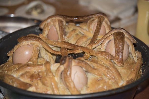 Typowe neapolitańskie danie wielkanocne o nazwie casatiello - Zdjęcie, obraz
