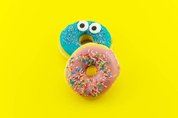 Donuts engraçados multicoloridos
 - Foto, Imagem