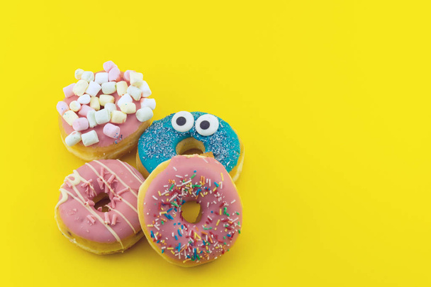 Donuts engraçados multicoloridos
 - Foto, Imagem