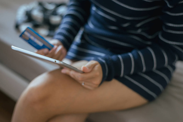 Vrouw van de hand houden van de creditcard en het gebruik van Tablet PC voor online shopping concept, selectieve aandacht tablet - Foto, afbeelding