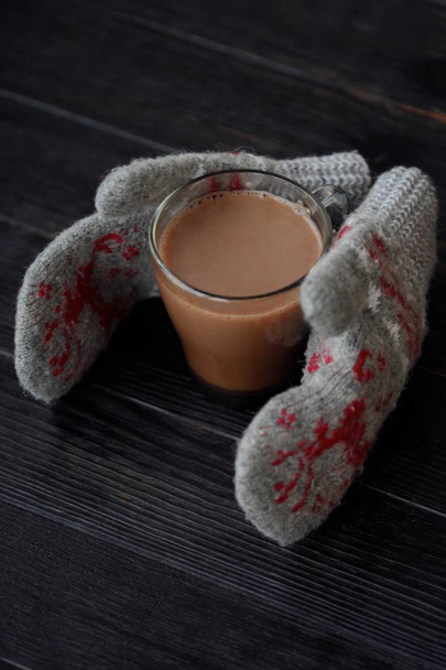 Смачний густий гарячий шоколад і в'язані рукавички
 - Фото, зображення