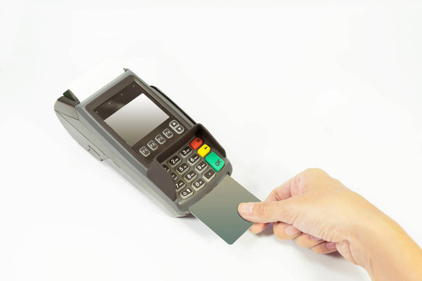 手がクレジット マシンを介してクレジット カードを挿入します。 - 写真・画像