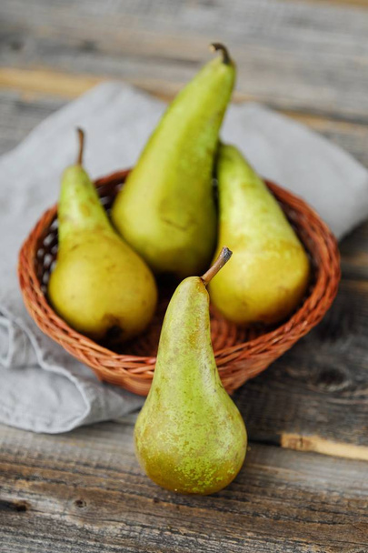 Fresh ripe green pears on the table  - Foto, imagen