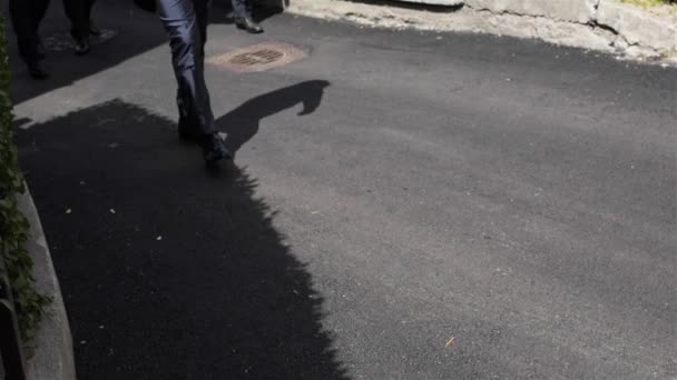 Wielu mężczyzn krok nogi na ulicy droga w nowy polerowany błyszczące buty stylowy słoneczny dzień. Absolwenci stypendium firmy Grupa kolegów przyszłości. Zaufania zakładu przywództwa wolności luksusowych sukcesu - Materiał filmowy, wideo