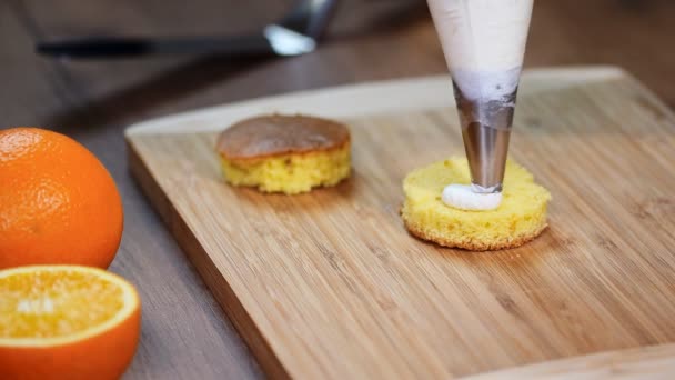 Pastry to prepare mini cakes with cream - Footage, Video
