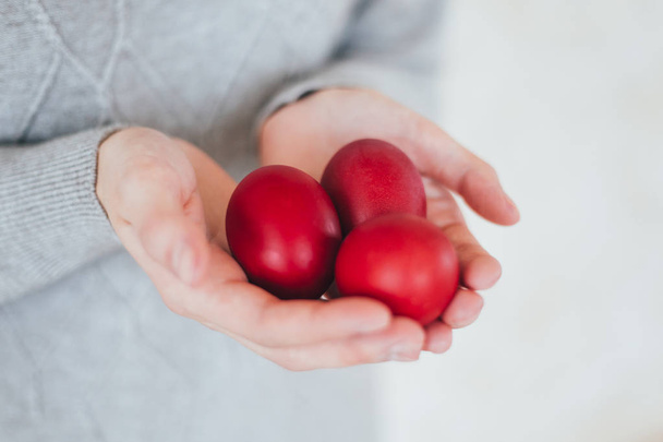 Красиві жіночі руки закриті червоне великоднє яйце з ідеальними цвяхами можуть бути використані як фон
 - Фото, зображення