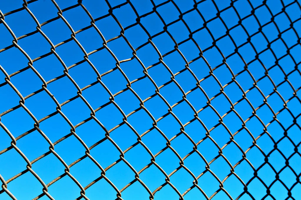 abstraktní textura povrchu kovové mřížky jako pozadí na obloze - Fotografie, Obrázek