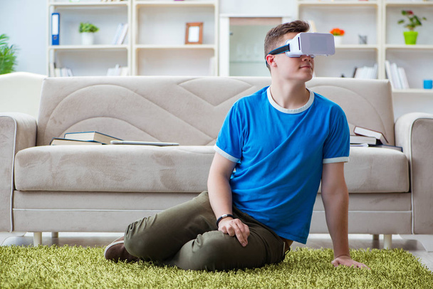 mladý muž s virtuální brýle - Fotografie, Obrázek