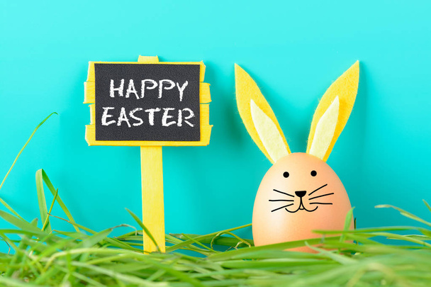 Ei mit Hasenohren mit Zeichen frohe Ostern - Foto, Bild