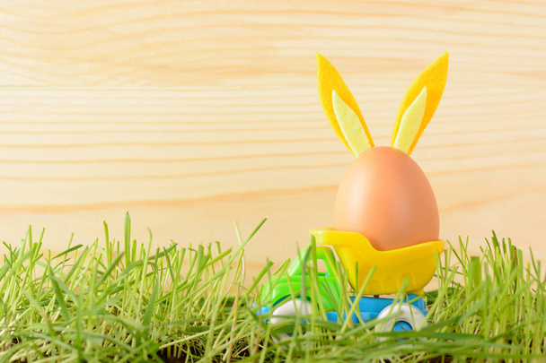 Tavşan kulaklı küçük kamyonda yumurta - Fotoğraf, Görsel