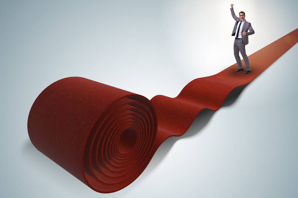 Бізнесмен на червоному килимі концепції успіху
 - Фото, зображення