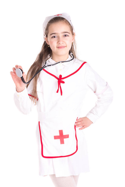 Niña vestida para Halloween en traje de médico aislado sobre fondo blanco
 - Foto, imagen